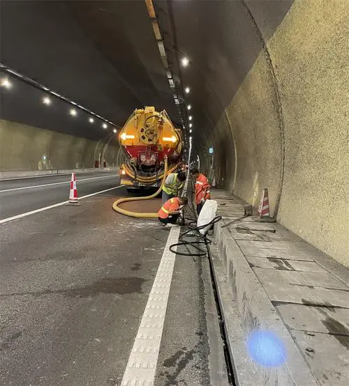 咸阳隧道排水渠清淤